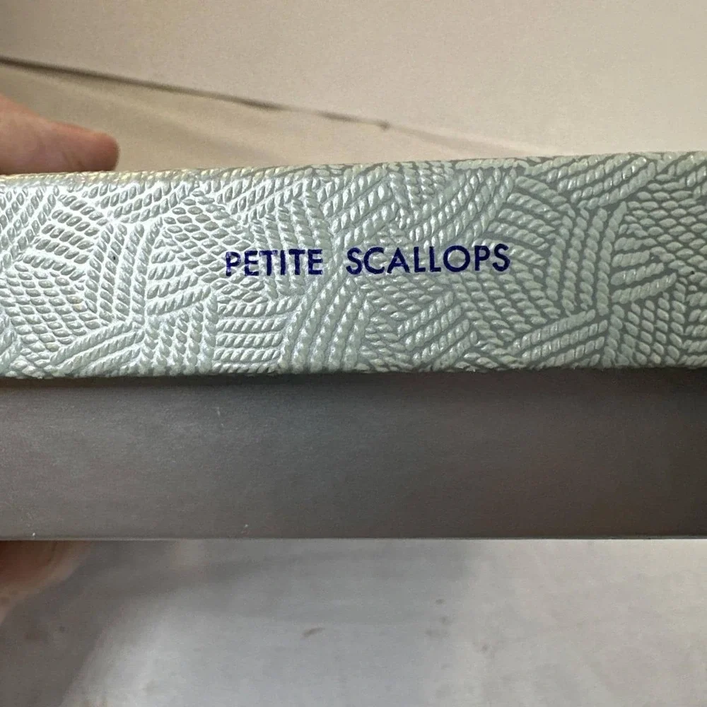 Petite Scalloped Fine Stationary 24 Sheets/18 Envelopes NIB